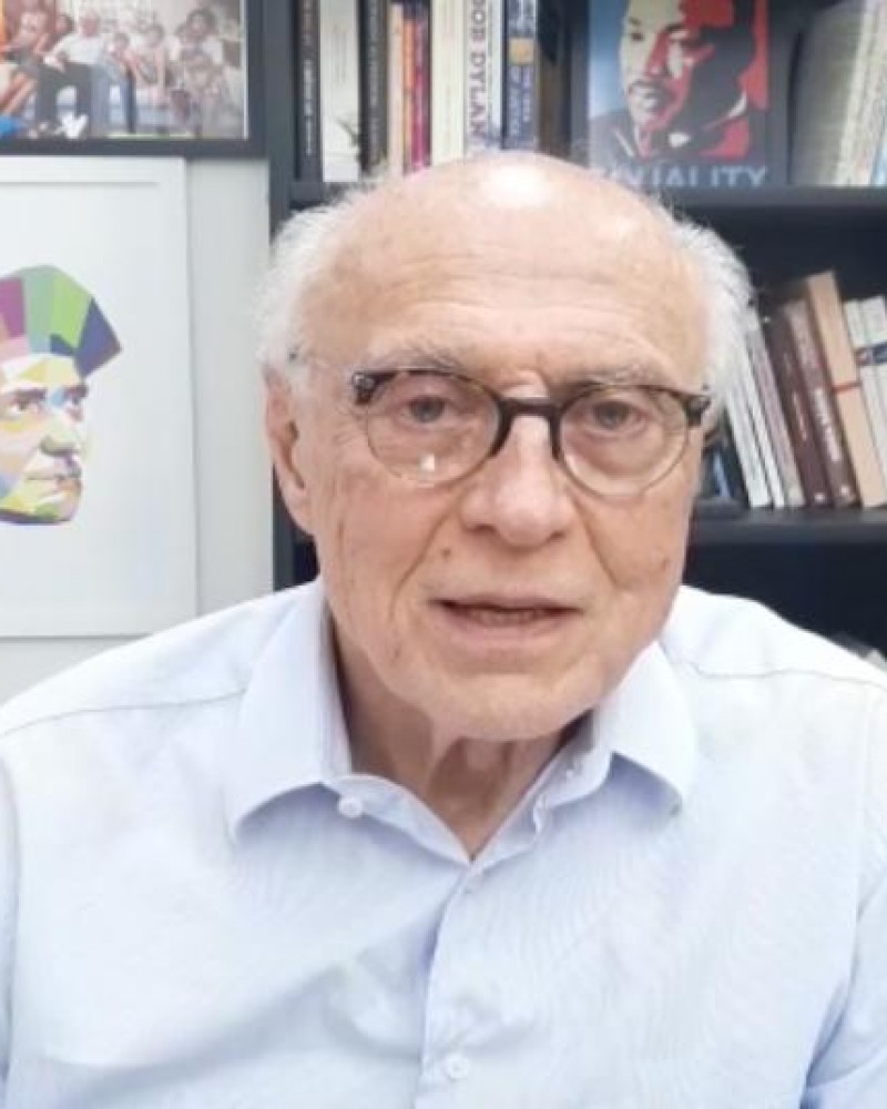 Eduardo Suplicy (PT) 13 131 - Promete continuar seu trabalhar pelos imigrantes em São Paulo.