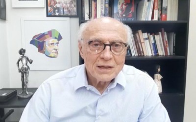 Eduardo Suplicy (PT) 13 131 - Promete continuar seu trabalhar pelos imigrantes em São Paulo.