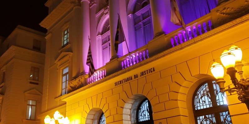 Secretaria da Justiça realiza revoada de balões em homenagem ao Outubro Rosa