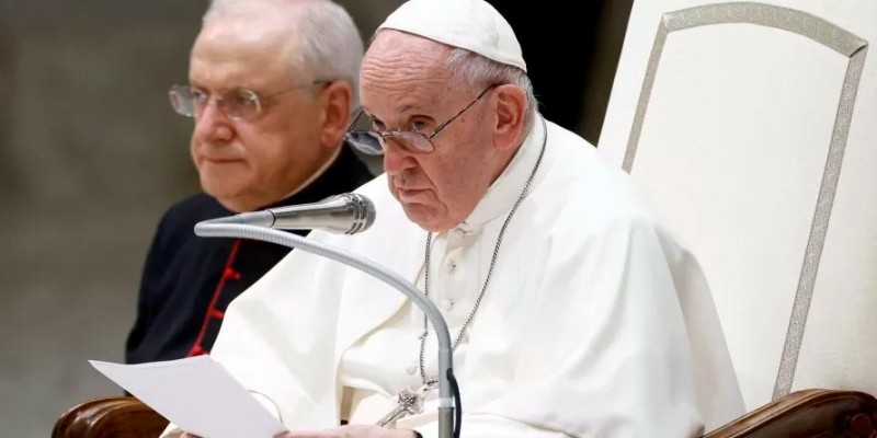 Migrantes morrem enquanto se discute seu destino, diz Papa 